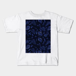 Christmas tree branches and berries - dark blue Kids T-Shirt